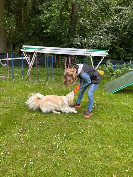 Frau zergelt mit Hund