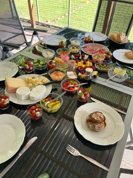 Gedeckter Tisch mit Essen 
