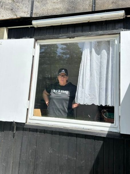 Britta am Meldestellen Fenster