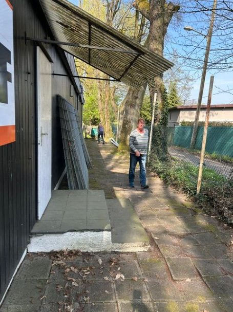 Frau hinter dem Vereinsheim