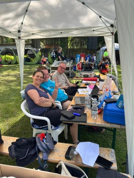 Lustige Gruppe von Menschen im Richterzelt beim Agility Turnier